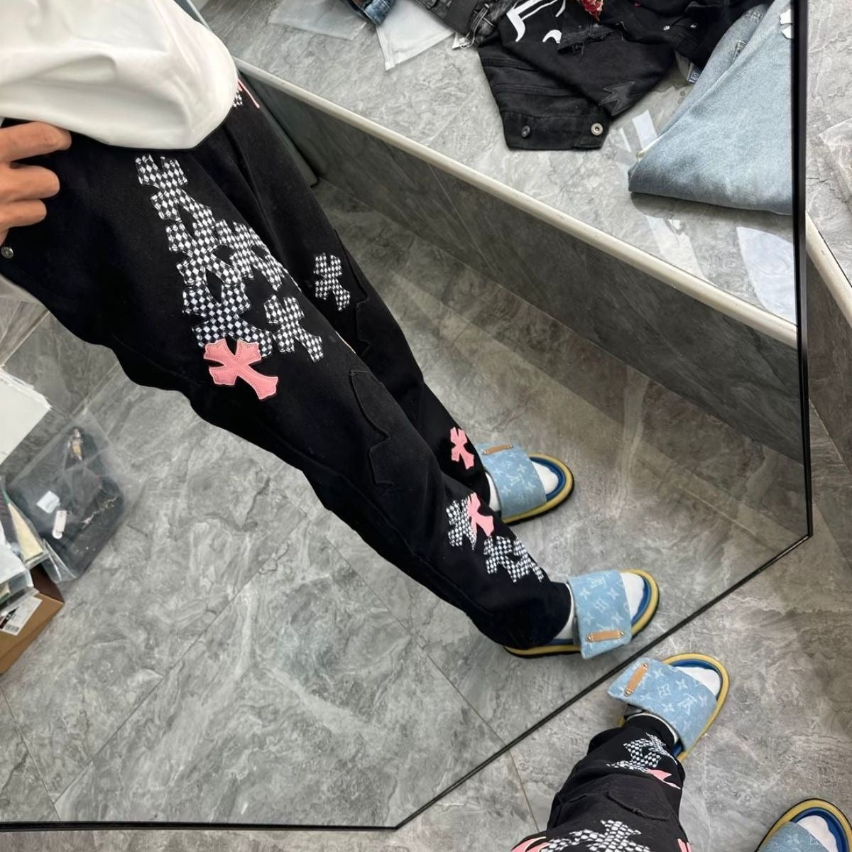 CHROME HEARTS PINK & CHECKERED CROSS PATCH FLEURKNEE JEANS BLACK