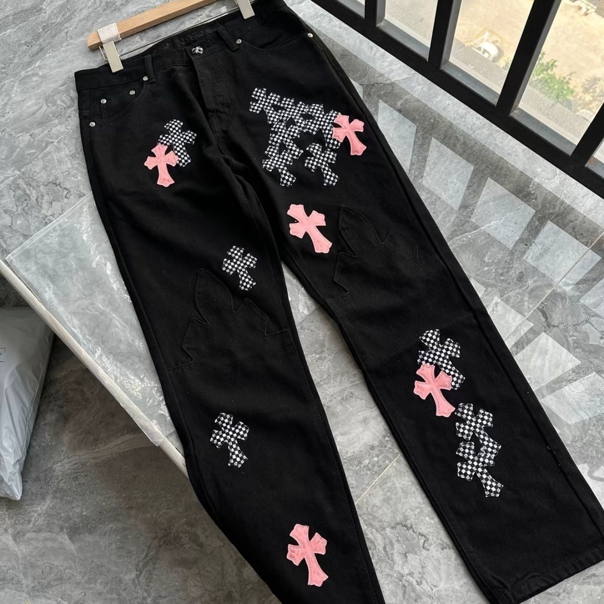 CHROME HEARTS PINK & CHECKERED CROSS PATCH FLEURKNEE JEANS BLACK