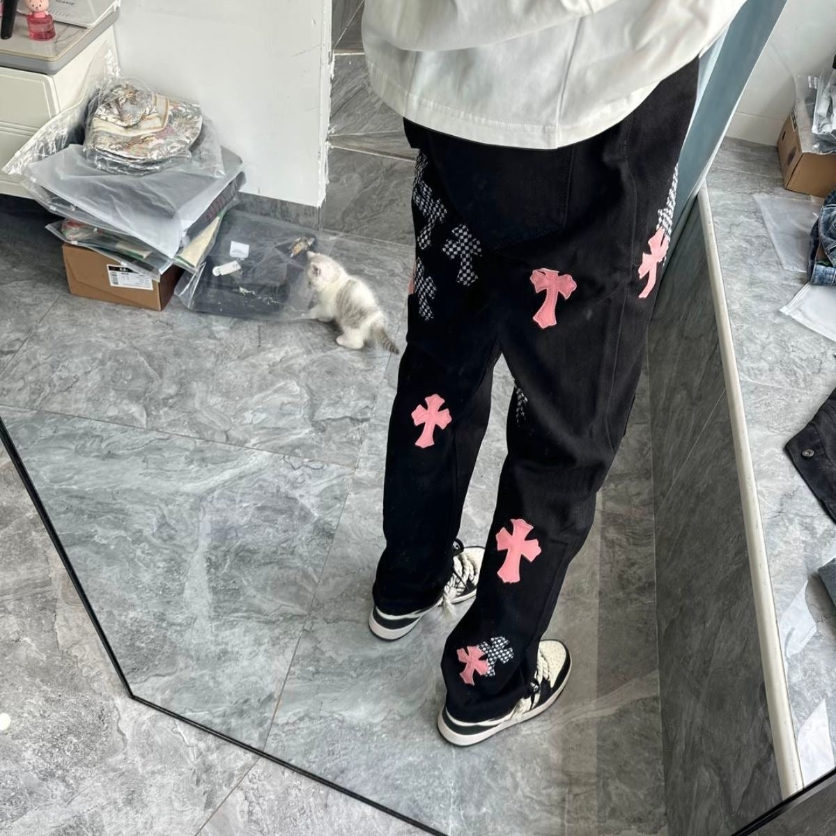 CHROME HEARTS PINK & CHECKERED CROSS PATCH FLEURKNEE JEANS BLACK
