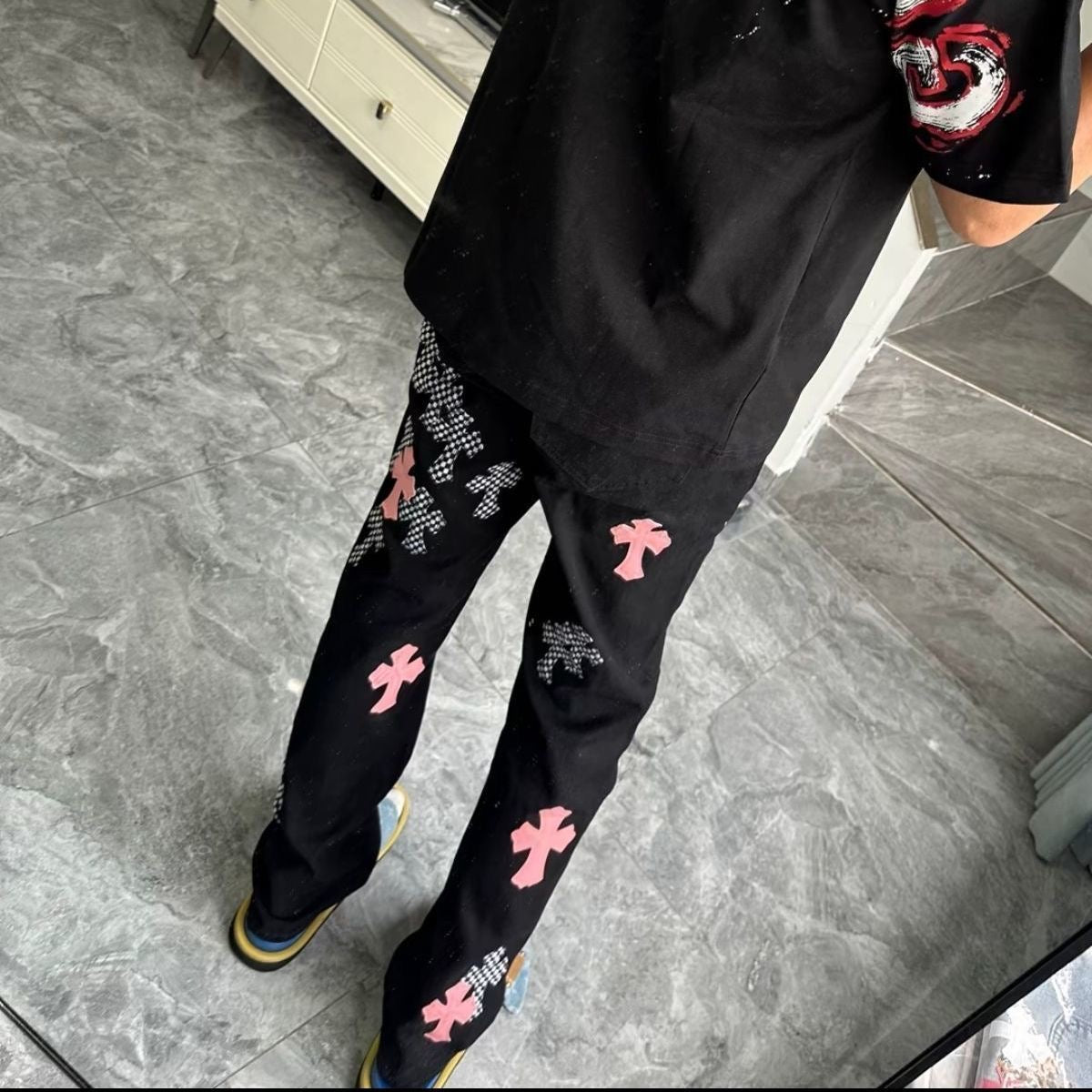 CHROME HEARTS PINK & CHECKERED CROSS PATCH FLEURKNEE JEANS BLACK